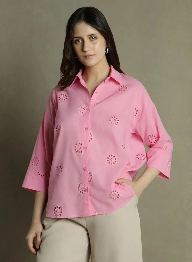 دينيس لينغو بلوزة كاجوال بتفاصيل شيفلي وقصة مريحة