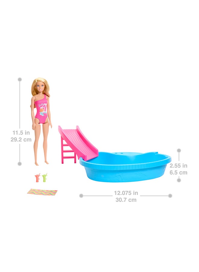 Barbie - دمية وطقم للعب في المسبح، شقراء ترتدي مايوه وردي استوائي قطعة واحدة مع مسبح، زلاجة، منشفة وإكسسوارات مشروبات - Image 1