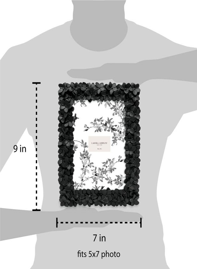 لورا أشلي إطار صور من الراتنج الأسود المزخرف بنقوش زهور، مقاس 5x7 من لورا آشلي، مصنوع يدويًا، مع حامل وخطاف للعرض على الطاولة أو الحائط، تصميم زهري زخرفي، ديكور منزلي، معرض صور، فن (5x7، أسود) - Image 4