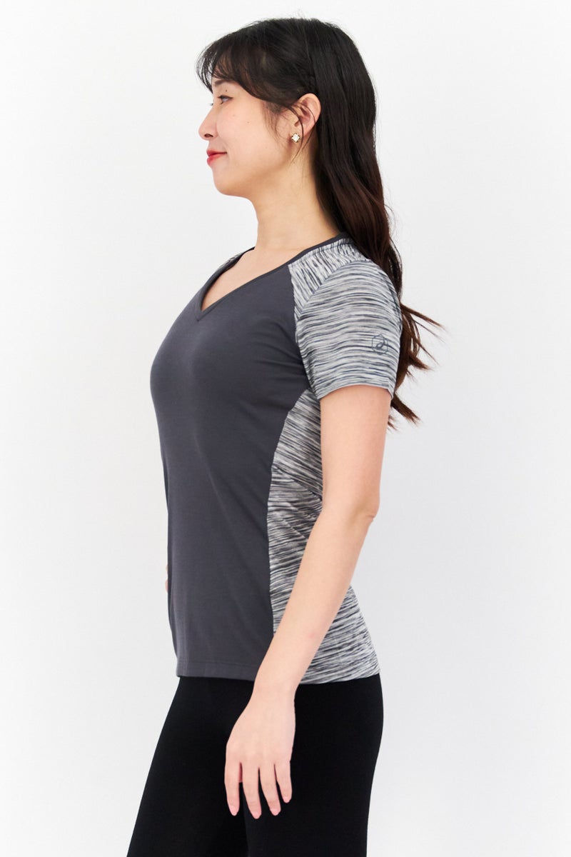 asics تي شيرت تدريب قصير الأكمام للنساء، رمادي داكن - Image 2