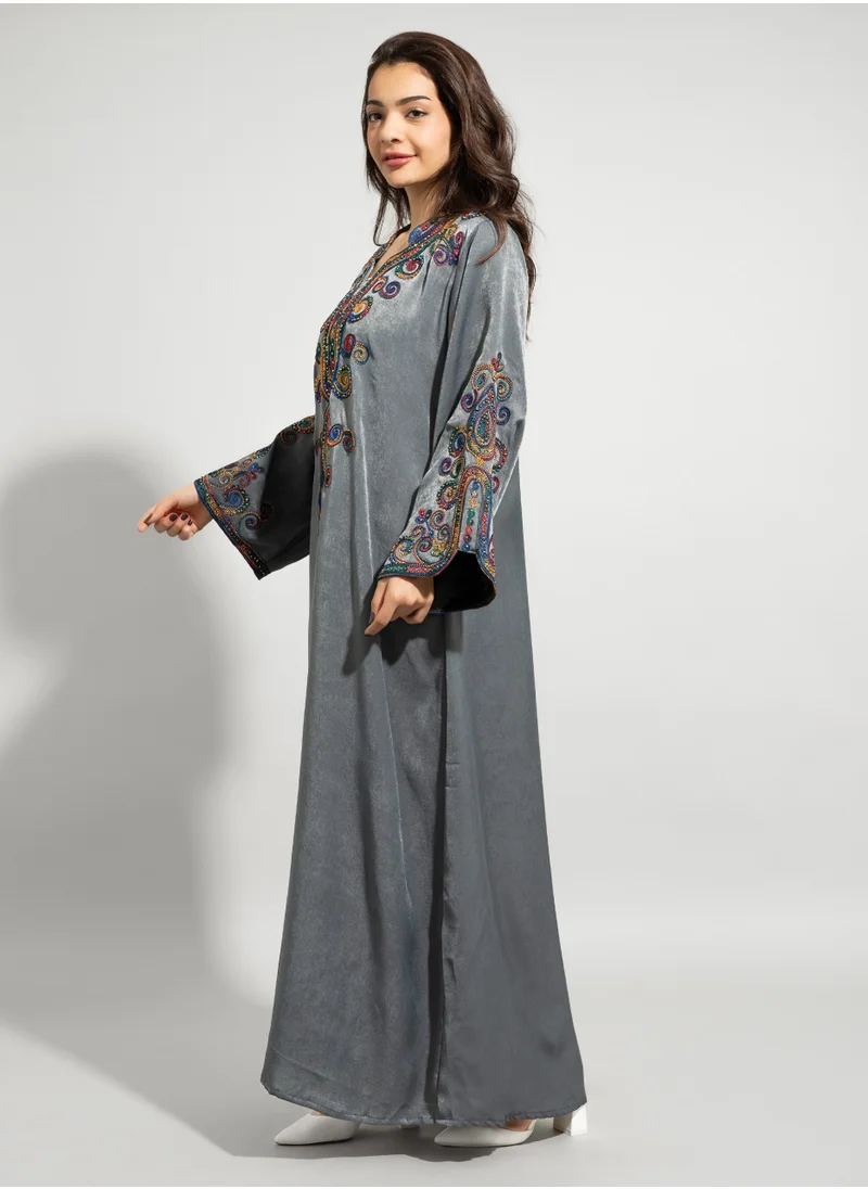 اكسا جلابية انيقة سادة مطرزة IN1637 رمادي