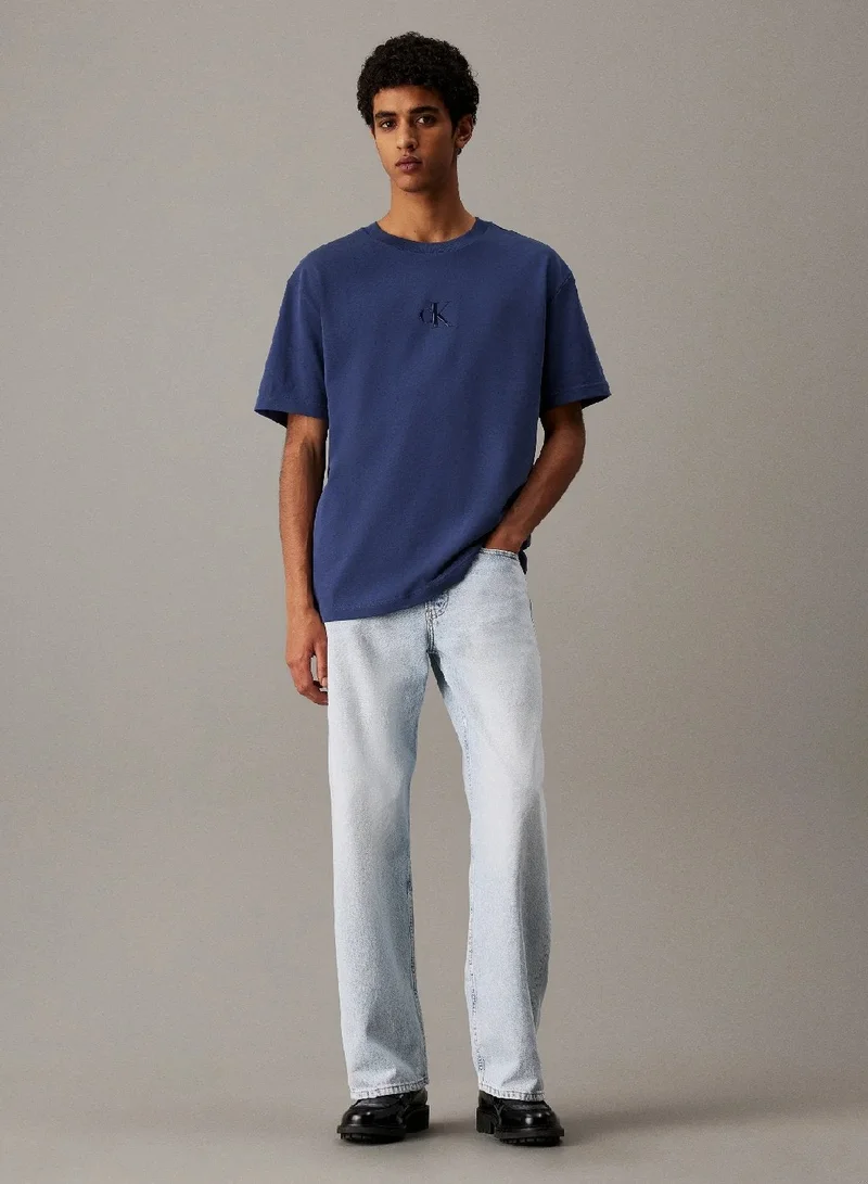 كالفن كلاين جينز تيشرت بقصة مريحة مزين بشعار كلفن كلاين لامع