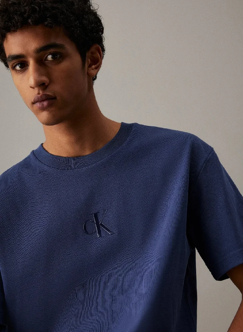 كالفن كلاين جينز تيشرت بقصة مريحة مزين بشعار كلفن كلاين لامع