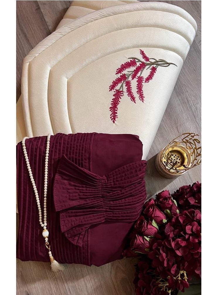 A distinctive and wonderful prayer set consisting of (a prayer rug lined and embroidered with lavender + a prayer dress with wonderful pleats + a rosary of beads)  - Image 1