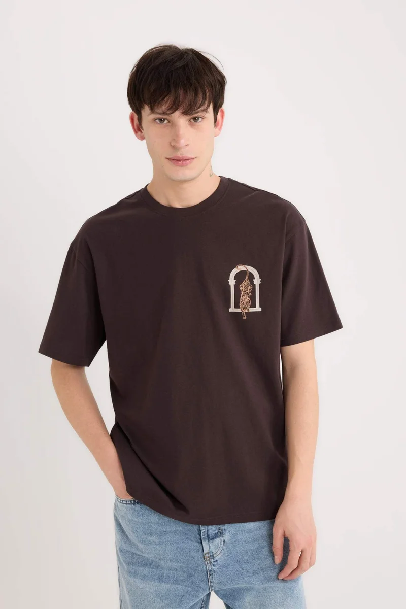 ديفاكتو Boxy Fit Crew Neck Printed Short Sleeve T-Shirt