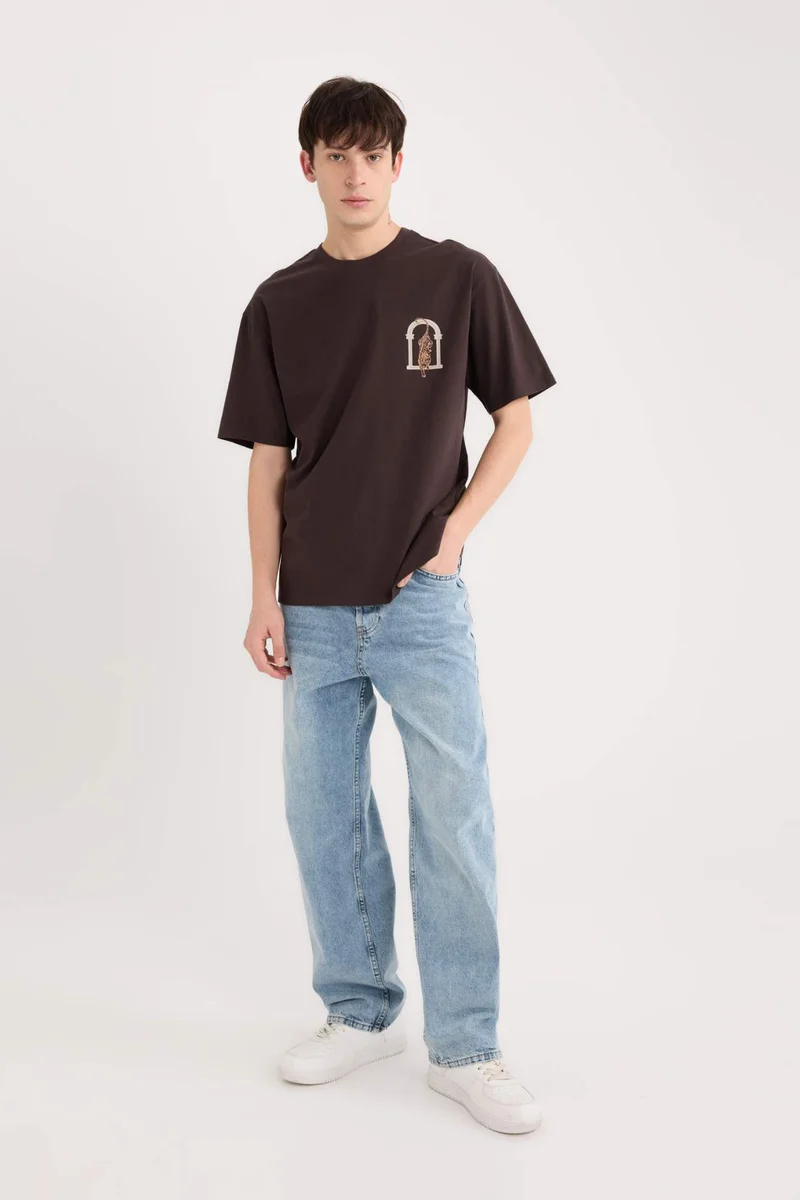 ديفاكتو Boxy Fit Crew Neck Printed Short Sleeve T-Shirt