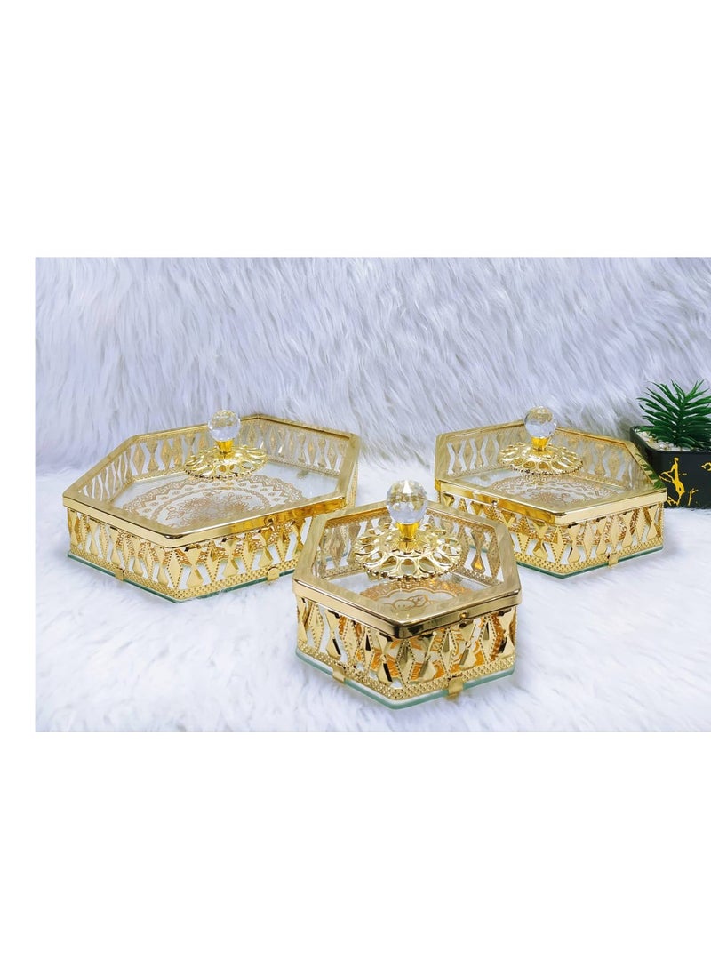 ماركة غير محددة طقم بونبونيرات سداسي معدن دهبي خامه عاليه الجوده بونبونيرات مطعمه بكريستال  غطاء وقاعده من الزجاج الشفاف قمه الشياكه المنتج مزود ب كوستر جلد داخل كل قطعه بونبونيره  ثلاث مقاسات كبير ٢٦ف ٣٠ سم ارتفاع ٩ سم  وسط ٢٠ف ٢٤سم ارتفاع ٩سم  صغير ١٥ ف ١٩سم ارتفاع ٩ سم  - Image 1
