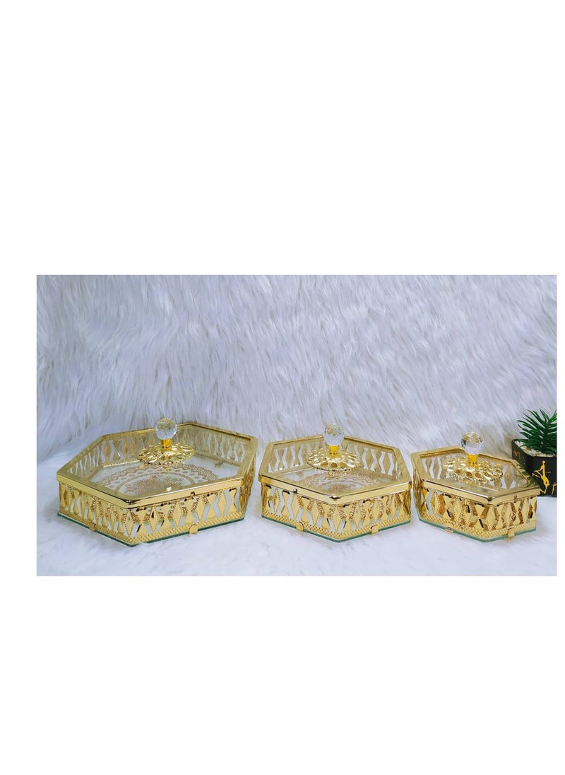 ماركة غير محددة طقم بونبونيرات سداسي معدن دهبي خامه عاليه الجوده بونبونيرات مطعمه بكريستال  غطاء وقاعده من الزجاج الشفاف قمه الشياكه المنتج مزود ب كوستر جلد داخل كل قطعه بونبونيره  ثلاث مقاسات كبير ٢٦ف ٣٠ سم ارتفاع ٩ سم  وسط ٢٠ف ٢٤سم ارتفاع ٩سم  صغير ١٥ ف ١٩سم ارتفاع ٩ سم  - Image 2