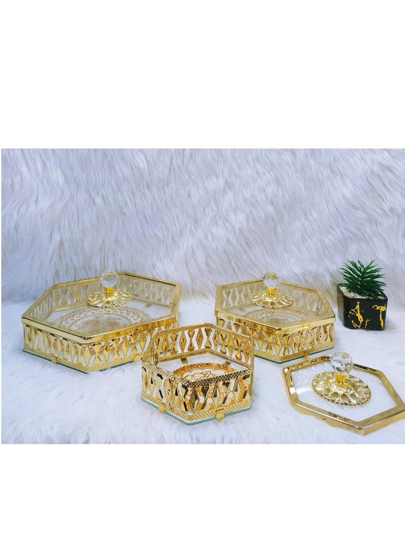 ماركة غير محددة طقم بونبونيرات سداسي معدن دهبي خامه عاليه الجوده بونبونيرات مطعمه بكريستال  غطاء وقاعده من الزجاج الشفاف قمه الشياكه المنتج مزود ب كوستر جلد داخل كل قطعه بونبونيره  ثلاث مقاسات كبير ٢٦ف ٣٠ سم ارتفاع ٩ سم  وسط ٢٠ف ٢٤سم ارتفاع ٩سم  صغير ١٥ ف ١٩سم ارتفاع ٩ سم  - Image 3