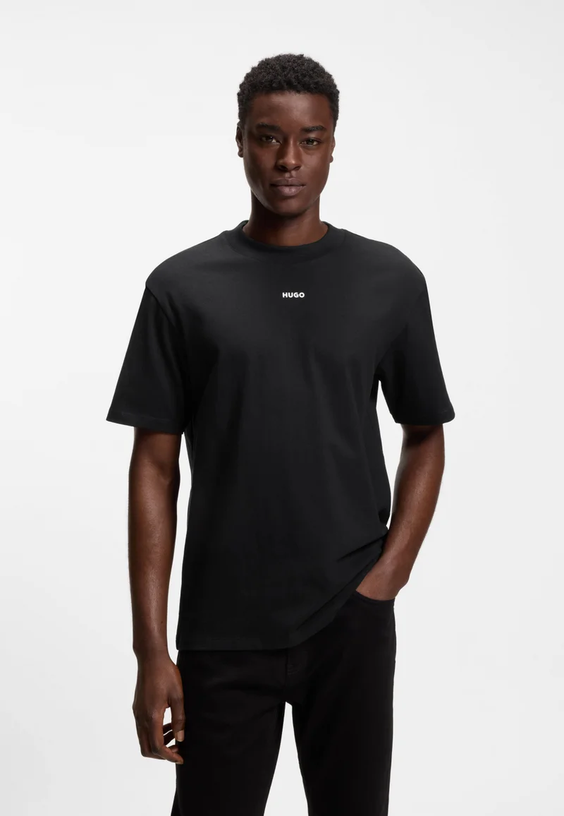 هوجو تيشيرت قطن بقصة مريحة وطبعة شعار