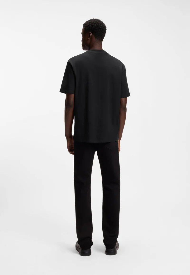 هوجو تيشيرت قطن بقصة مريحة وطبعة شعار