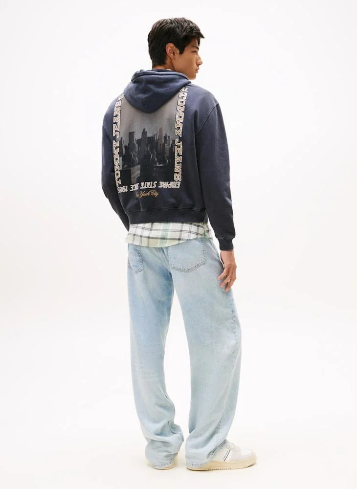 تومي جينز هودي بغطاء رأس بطبعة خلفية بتصميم التسعينيات