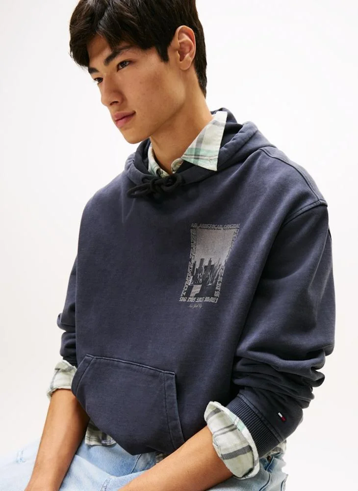 تومي جينز هودي بغطاء رأس بطبعة خلفية بتصميم التسعينيات