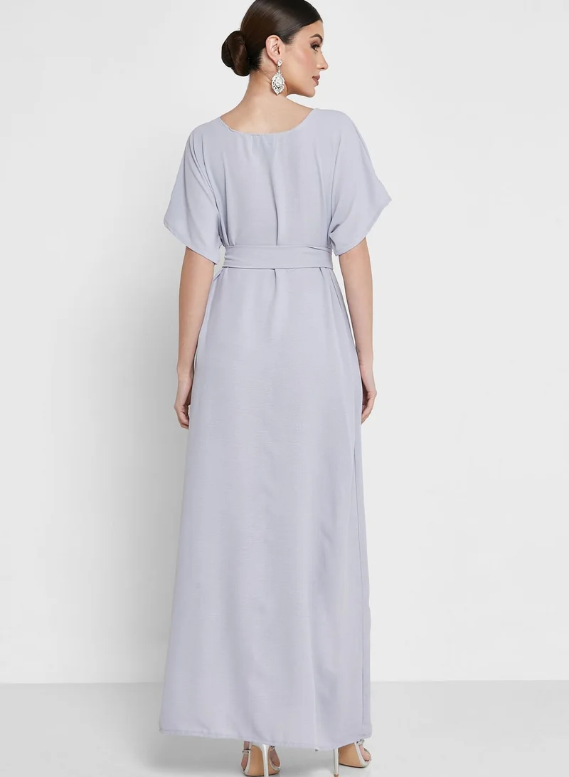 هيا كلوزيت فستان بياقة مربعة وحزام