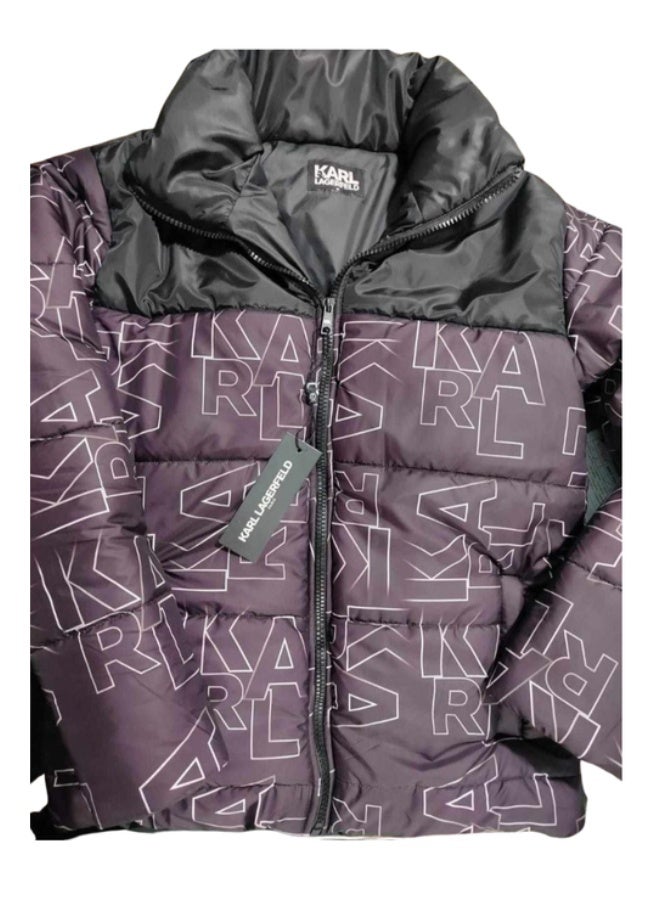 كارل لاغرفيلد جاكيت بافر شتوي أسود | تصميم عصري بطبعة مونوغرام كاملة | مبطن ودافئ ببطانة ناعمة | ياقة مرتفعة وسوستة أمامية | مناسب للشتاء والاستخدام اليومي - Image 5