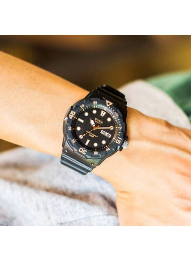 كاسيو ساعة كاسيو MRW-200H-1EV للرجال – إطار أسود بالكامل وسوار ريزن أسود | مقاومة للماء 100 متر | عرض اليوم والتاريخ - Image 4