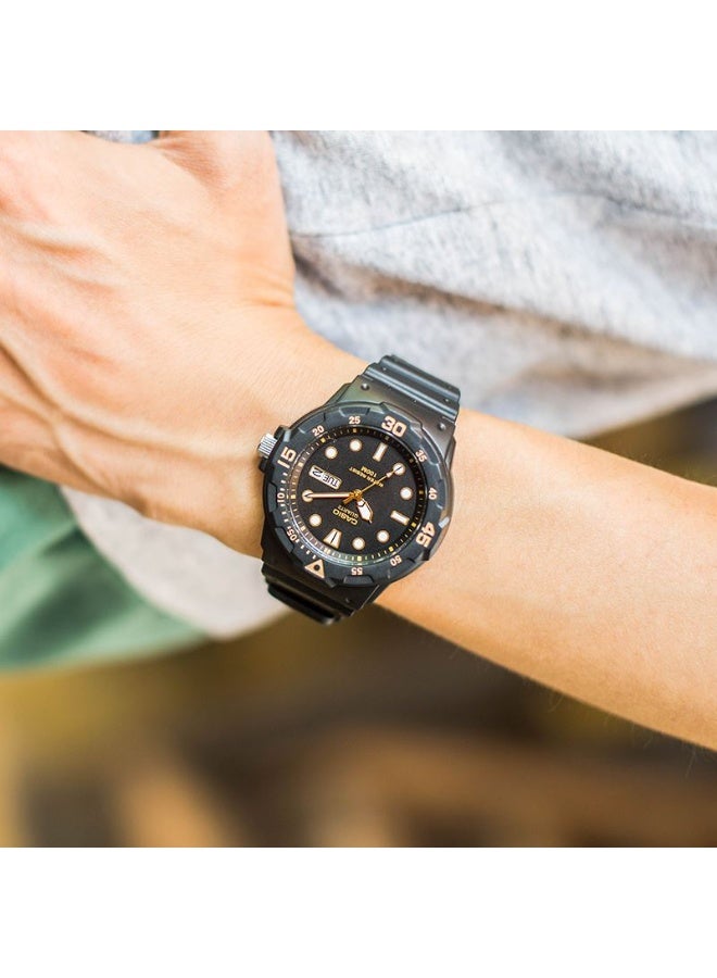 كاسيو ساعة كاسيو MRW-200H-1EV للرجال – إطار أسود بالكامل وسوار ريزن أسود | مقاومة للماء 100 متر | عرض اليوم والتاريخ - Image 5