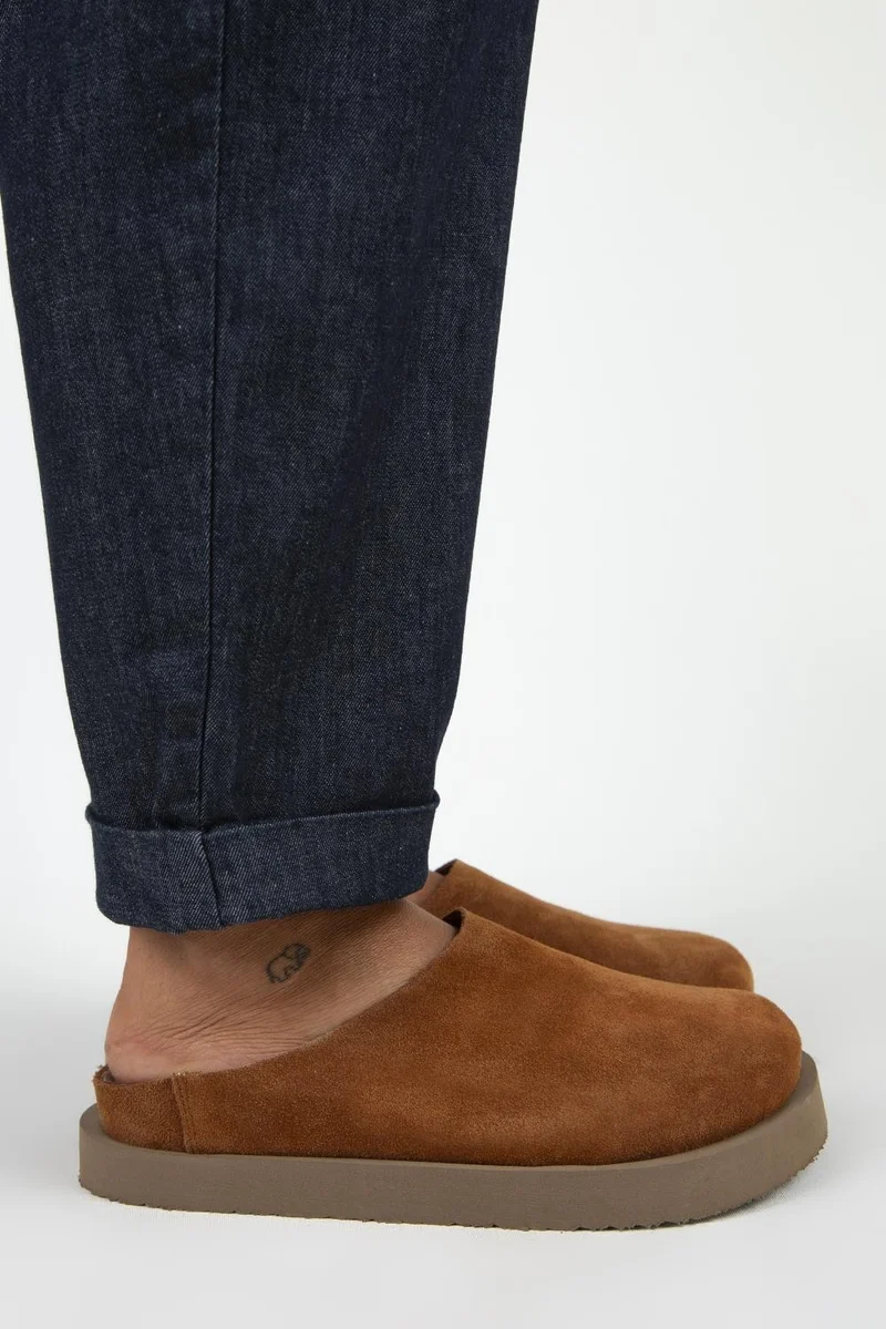 مانجيرو شباشب نسائية من الجلد الطبيعي من مانيجيرو (جانا) ذات نعل مسطح بلون بني فاتح