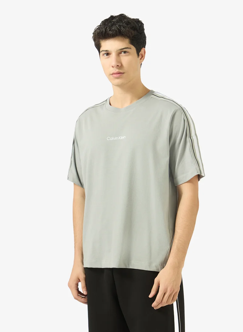 كالفن كلاين سبورت تيشيرت بشعار أساسي