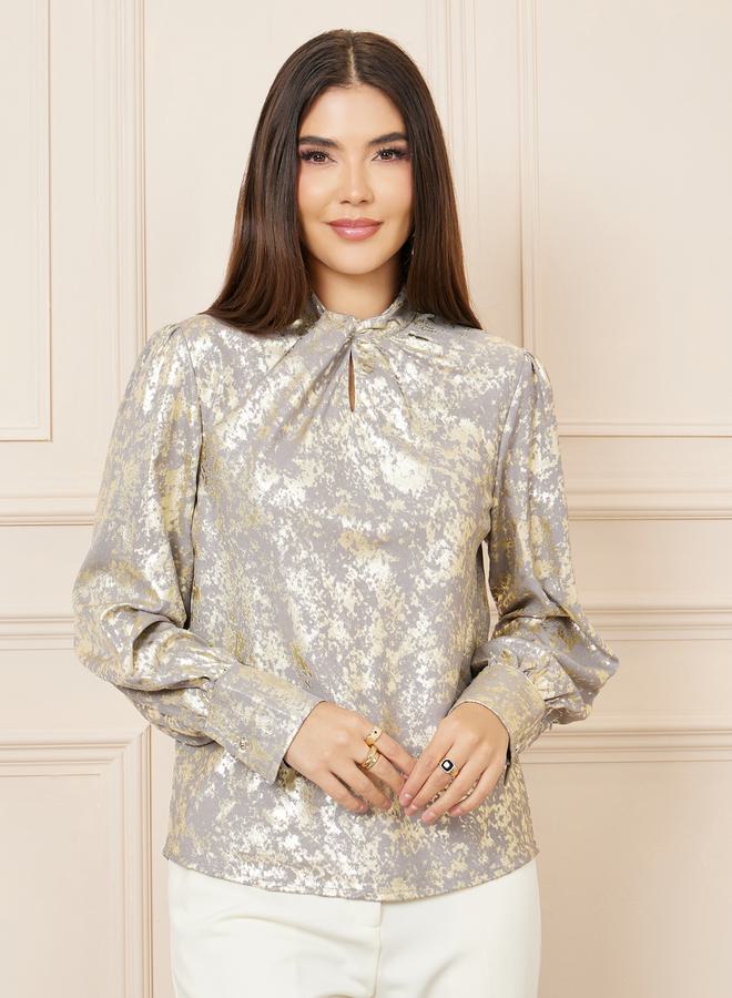 ستايلي بلوزة بياقة عالية بتفاصيل ملتفة وطبعة فويل - Image 2