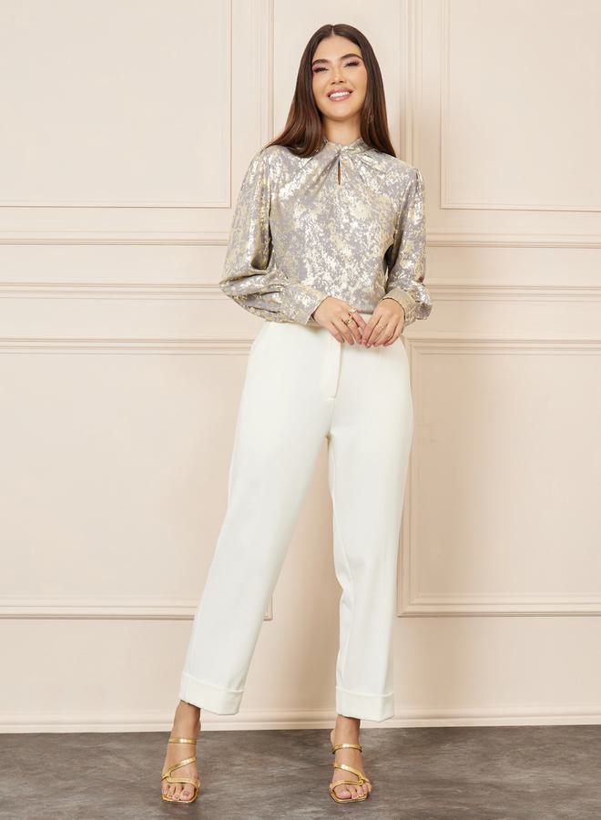 ستايلي بلوزة بياقة عالية بتفاصيل ملتفة وطبعة فويل - Image 3