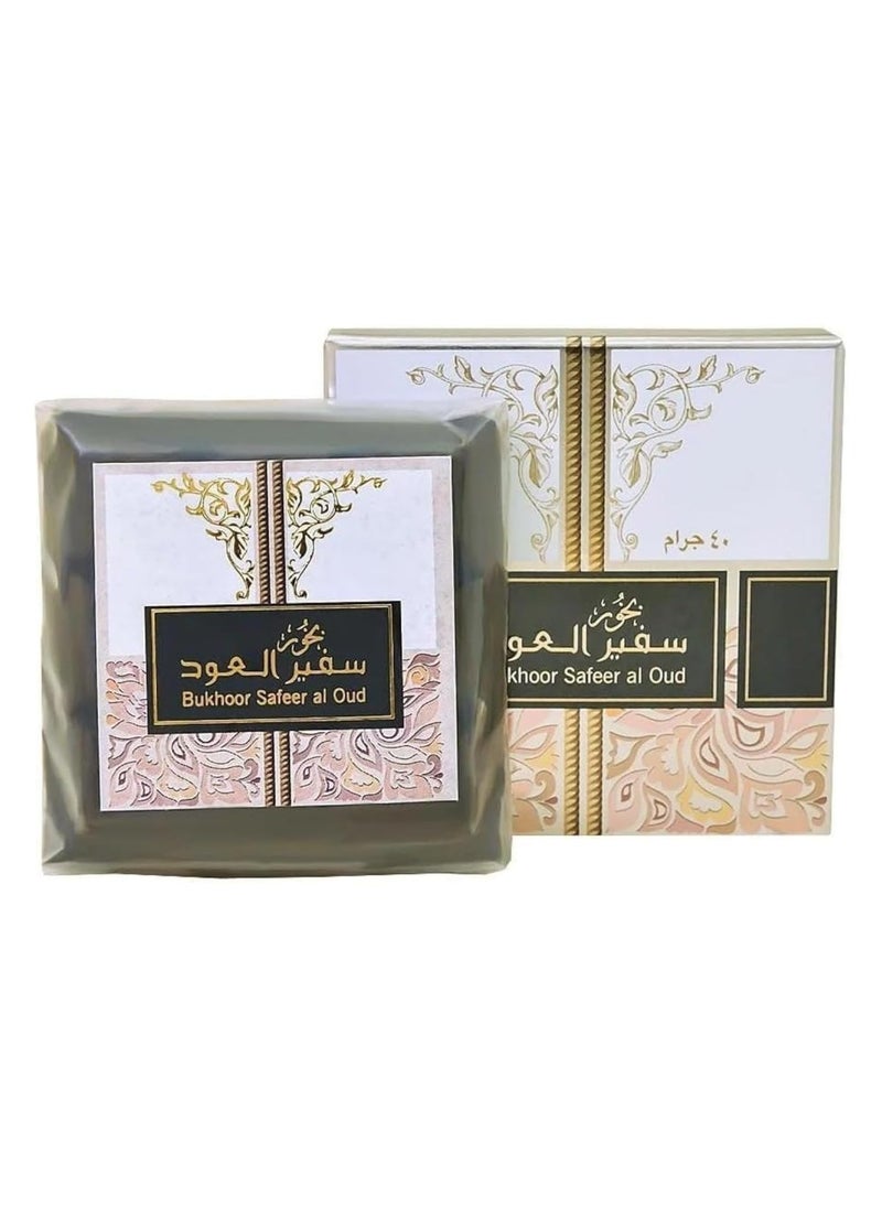 ارض الزعفران - حول هذا المنتج بخور سفير العود - بخور رقائق الخشب يمزج البخور الشرقي الذي لا يقاوم بين نفحات منشطة من __ لخلق رائحة جريئة هي حقًا سماوية البخور أو البخور البخور هو الاسم العربي الذي يُطلق على الطوب المعطر أو مزيج من المكونات الطبيعية التقليدية، وخاصة رقائق الخشب. تُحرق هذه الرقائق المعطرة بالفحم أو مباخر البخور لتعطير المنزل والملابس برائحة غنية وكثيفة الاستخدام - أحرق قرص فحم في مبخرة البخور حتى يتوهج. ثم ضع قطعًا صغيرة من مسحوق البخور أو رقائق الخشب على الفحم الساطع. دع الرائحة تملأ الهواء في الغرفة ولكن ليس كثيرًا المحتويات: يأتي بخور سفير العود في عبوة 40 جرامًا يسهل كسرها ووضعها على المبخرة الاسترخاء - علاج للحواس - بخور العود المعطر بالخشب، غني بجوهر ناعم وعطر. عند حرق البخور على الفحم تنطلق الروائح وتنتشر رائحة لطيفة ومريحة روائح مذهلة: بخور سفير العود هو نوع من البخور مكون من أفضل الروائح والنكهات التي تملأ منزلك بروائح مذهلة - Image 1