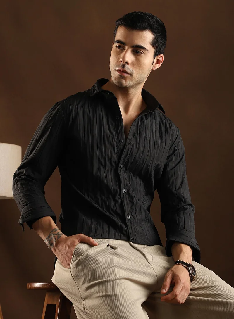 Campus Sutra Campus Sutra Men's Onyx Black Quilt-Tactile Shirt For Casual Wear | Mid-Rise | Regular Fit | Button Closure | Shirt Crafted With Comfort Fit For Everyday Wear