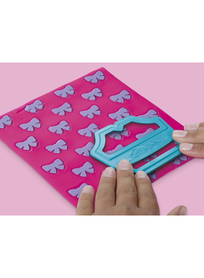 Play-Doh مجموعة باربي بلاي دو مع الكشكش والأقواس، اصنع ملابس الدمى مع مركب النمذجة و9 إكسسوارات أزياء، فنون وحرف للبنات والأولاد 5+ - Image 5