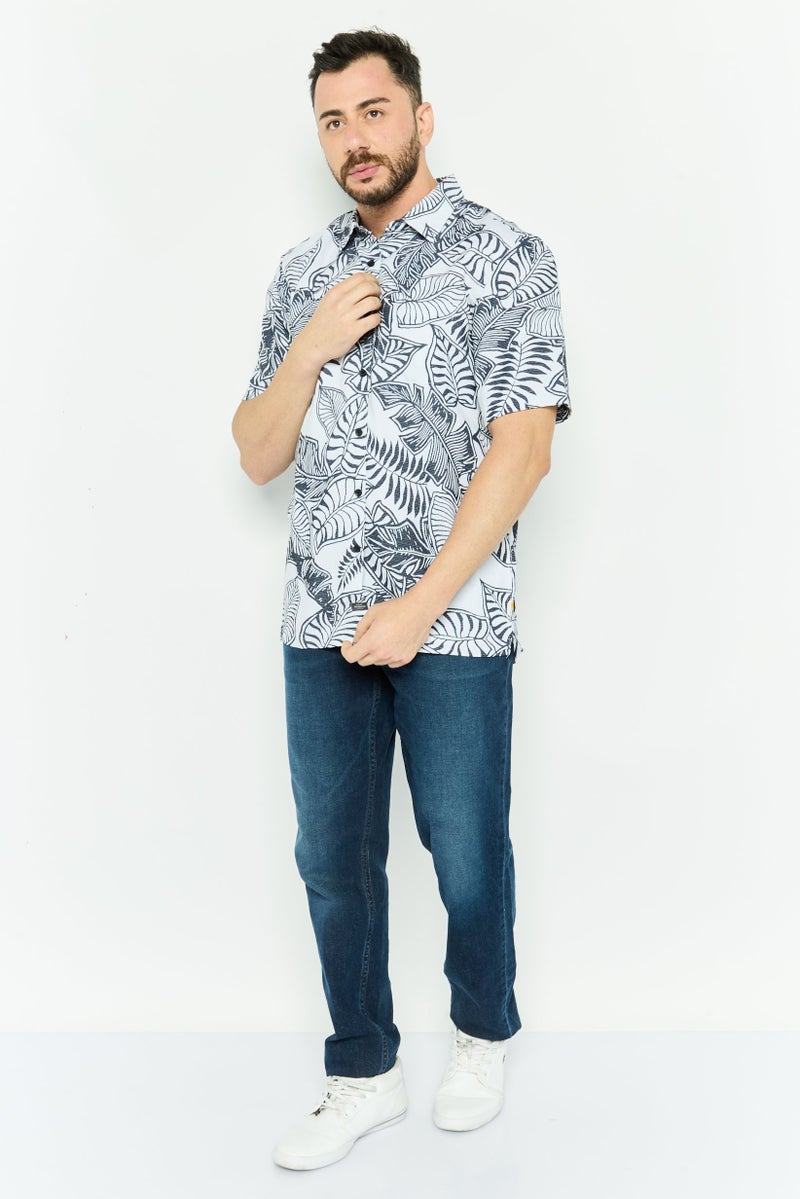 QUIKSILVER قمصان رجالية مريحة بأكمام قصيرة بطبعة شاملة، بيضاء - Image 1