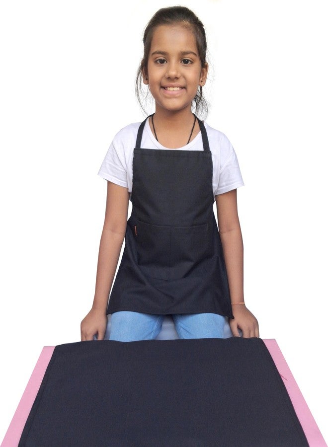 Switchon مريلة أطفال من البوليستر المقاوم للماء من سويتشن مع حصيرة طعام | تصميم مربعات | خفيفة الوزن ومتعددة الاستخدامات للأولاد والبنات (أسود، من 3 إلى 6.5 سنوات) | غداء المدرسة، الرسم، الأشغال اليدوية، المنزل، وهدية تذكارية - Image 1