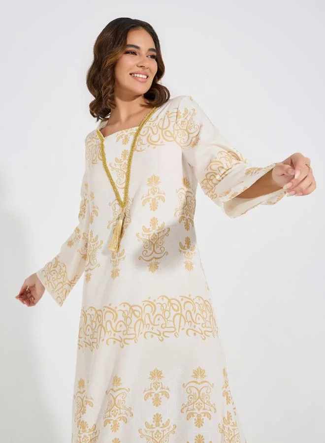 تايك تو جلابية منمقة بطبعة فويل مع شراشيب