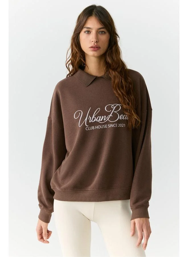 Alexia Women's Relaxed Brown Knitted Sweatshirt with Shirt Collar and Print Details.
