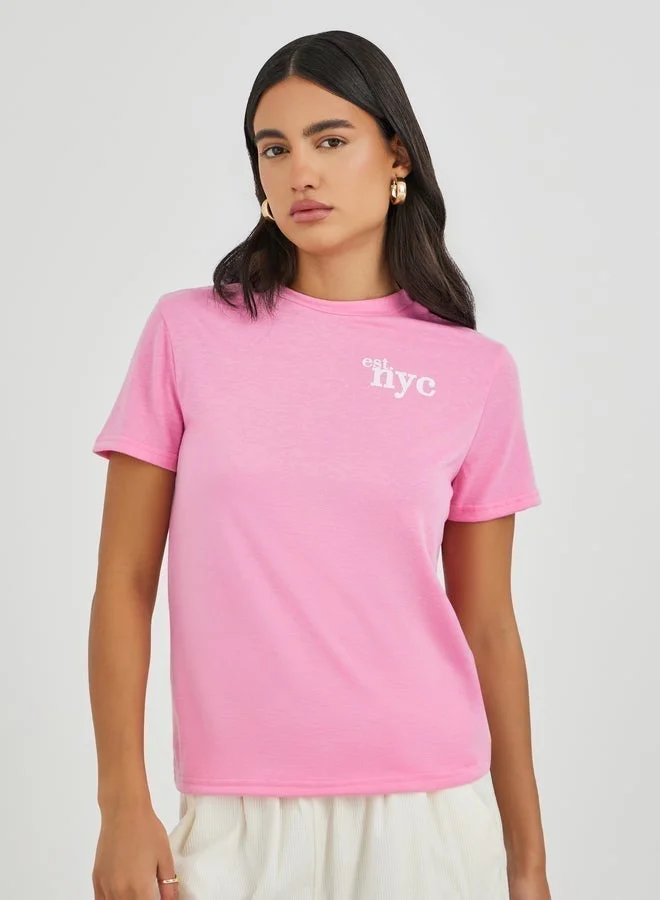 ستايلي تيشيرت بياقة دائرية وطبعة شعار ستايلي