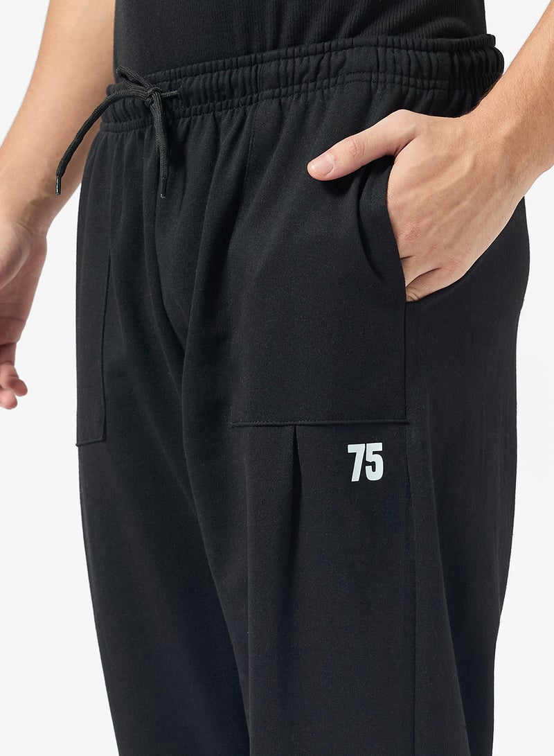 سفنتي فايف بيسيكس بنطلون رياضي واسع بتصميم ملصق - Image 4