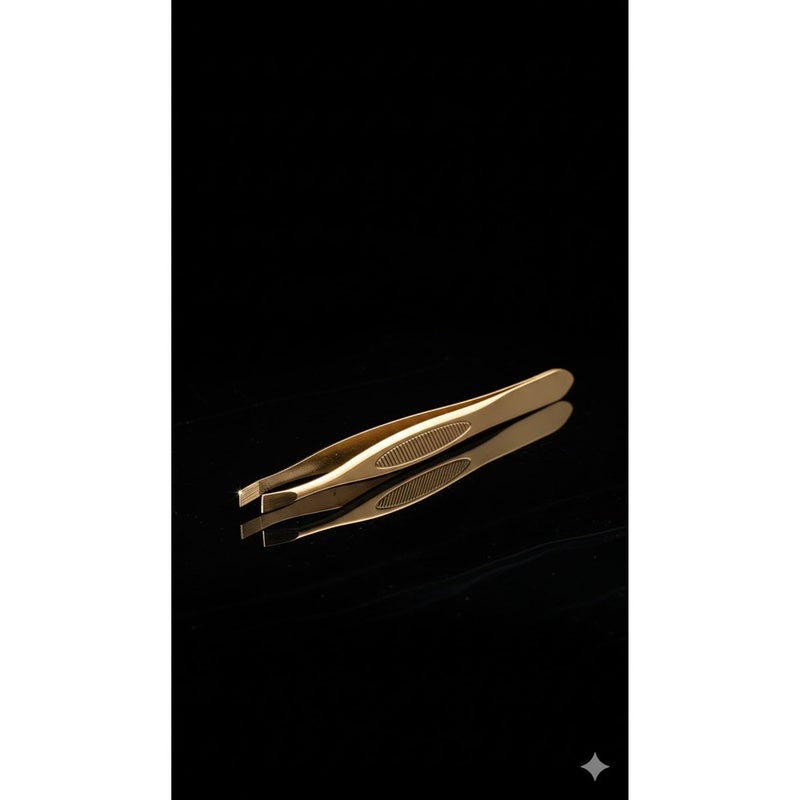 ملقط حواجب احترافي عالي الدقة بلون ذهبي فاخر – Tweezers ذهبية برأس مائل دقيق – ملقط إزالة شعر من الجذور – ملقط تجميل من الفولاذ المقاوم للصدأ مطلي ذهب – أداة عناية شخصية دقيقة للحواجب والوجه – قبضة مانعة للانزلاق – دقة إغلاق مثالية – استخدام منزلي واحترافي - Image 2