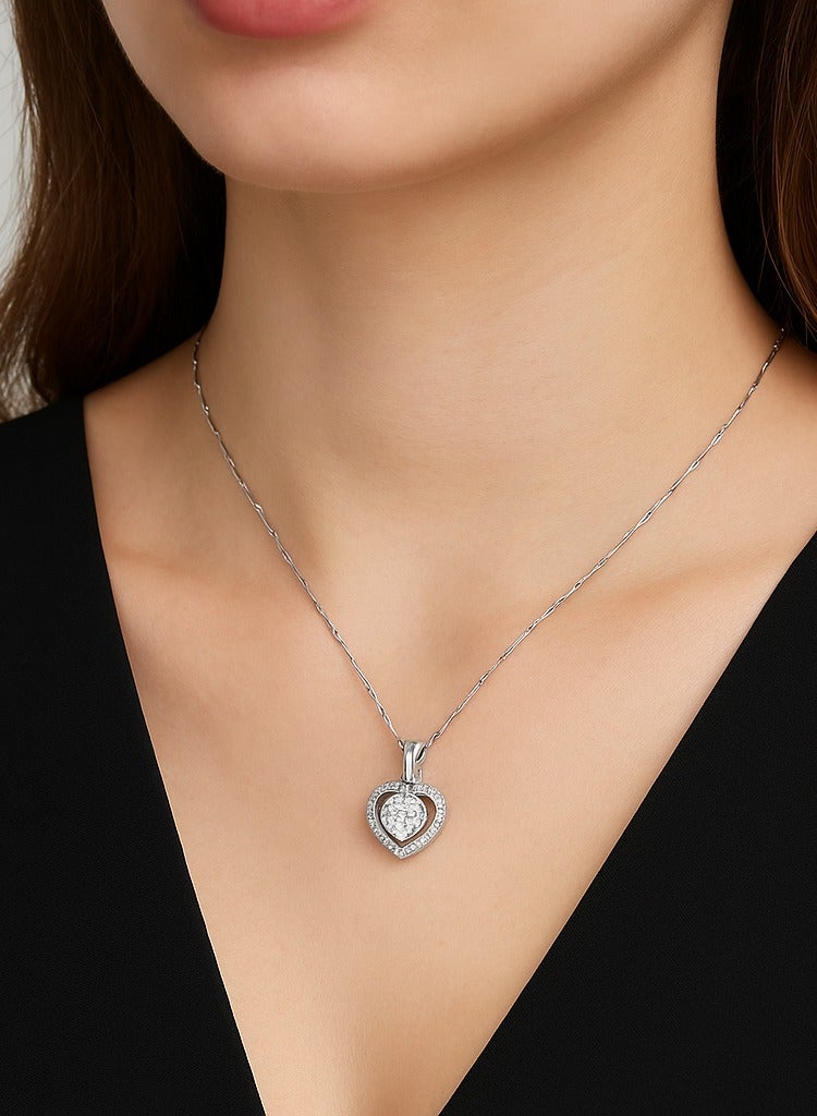 925 ستيرلنغ سيلفر تشارمز سلسال بقلادة فاخرة ناعمة مصنوعة من الفضة الإسترلينية عيار 925 بجودة عالية ودقة شديدة مزينة بكريستالات صغيرة على شكل قلب تتوسطه كريستالة كبيرة من حجر الزيركون الطبيعي اللامع لتعطي مظهرا رائعا للأميرة التي تستحقها - Image 1