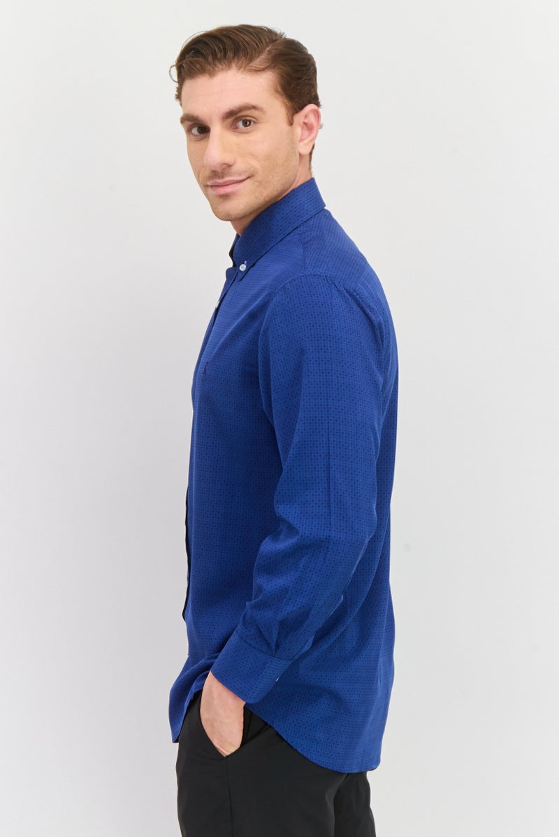 Tailorbyrd قميص رجالي عادي بقصة مريحة وطباعة شاملة، أزرق داكن - Image 2