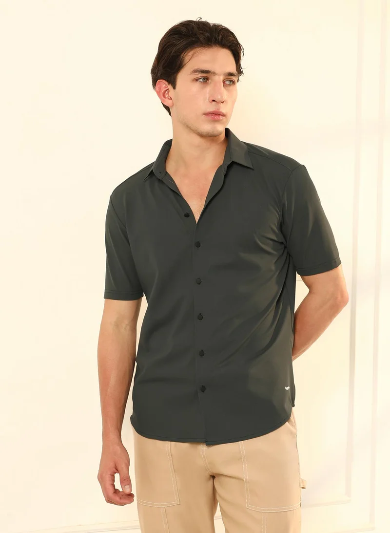 كامبوس سوترا Campus Sutra Men's Sacramento Green Seamless Waffle-Knit Shirt | Slim Fit Short Sleeve Spread Collar Solid Pattern | Nylon-Blend Breathable Fabric For Streetwear & Everyday Comfort