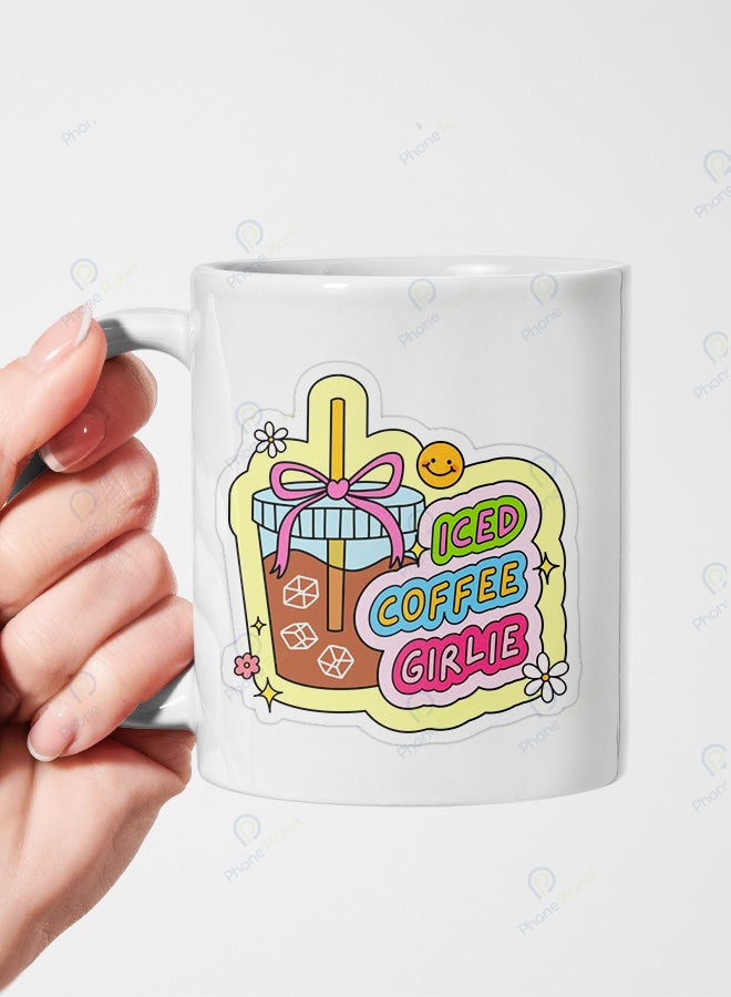 كوب من السيراميك مطبوع عليه عبارة ايس كوفي بنات ويتميز بمقبض مريح