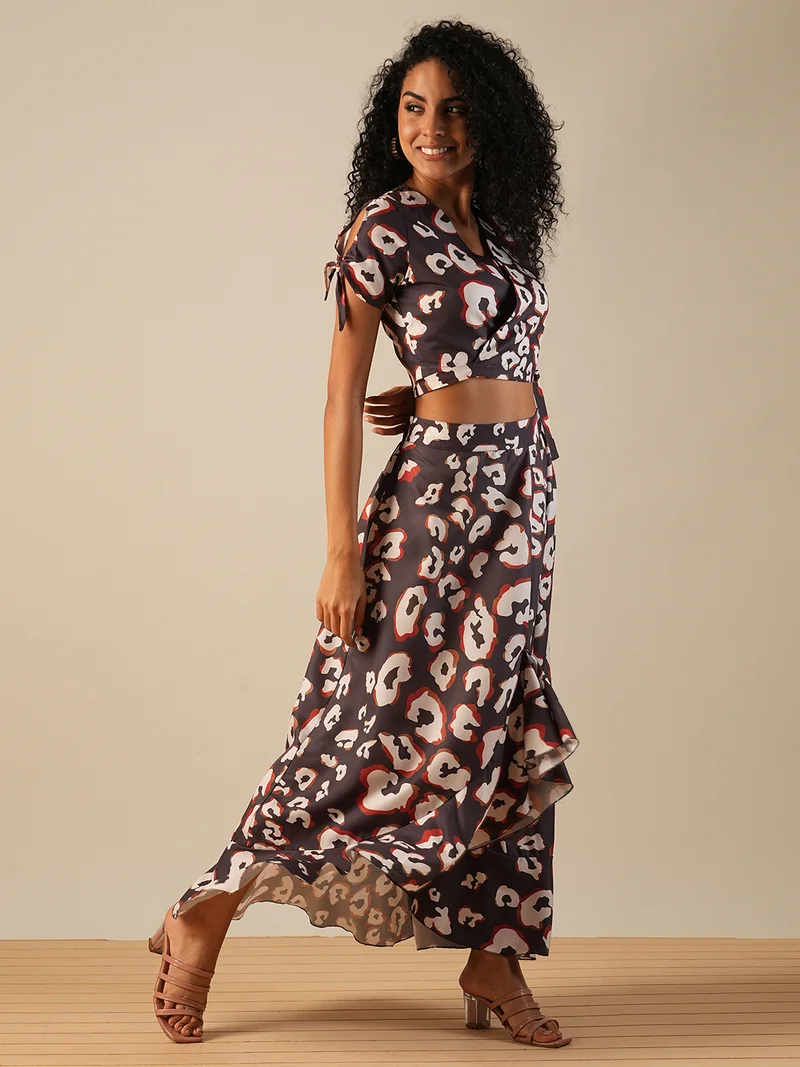 جلو باص طقم نسائي من جلوبس: بلوزة قصيرة بياقة ملفوفة وطبعة حيوانات مع تنورة ماكسي بكشكشة وخصر مرتفع