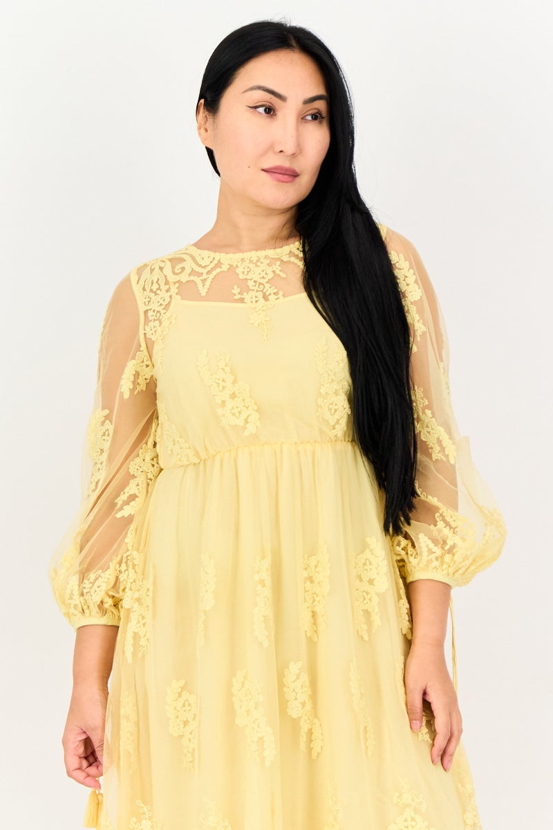 VERO MODA فستان ميدي مزخرف للنساء، أصفر - Image 2