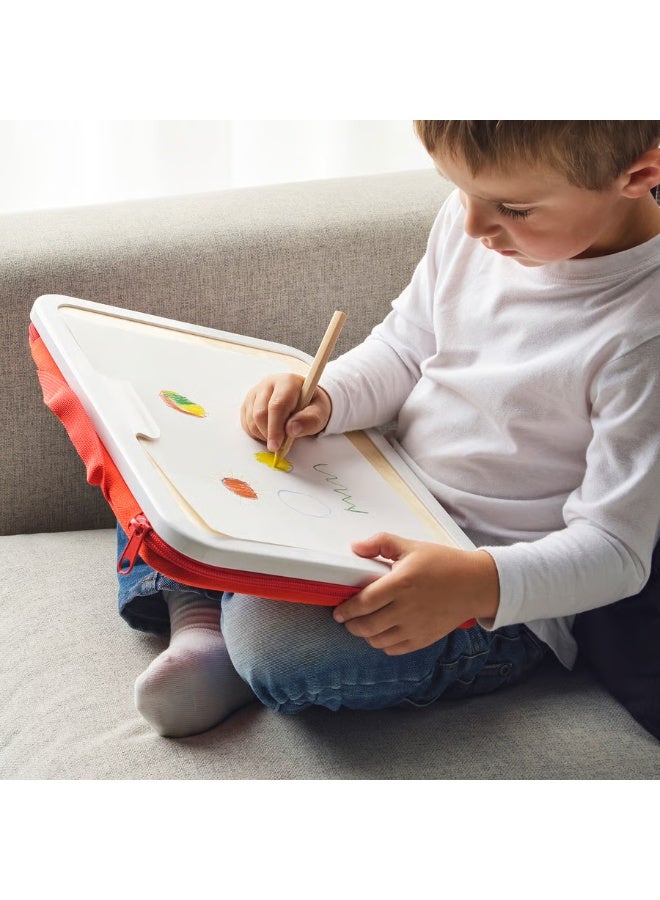 IKEA (IKEA) حقيبة رسم محمولة MÅLA – أحمر | طقم فنون سفر للأطفال مع لوح رسم مدمج وجيوب تخزين وإكسسوارات | 35×27 سم – أصلي من إيكيا - Image 1