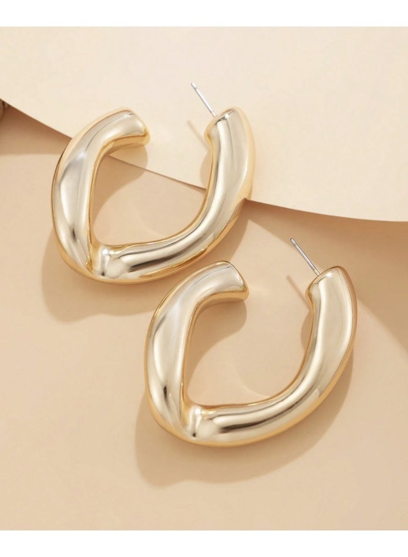 ڤيا أقراط نسائية مميزة بتصميم منحني فريد يمنحك إطلالة راقية ولافتة، مناسبة للإطلالات اليومية والمناسبات. - Image 3