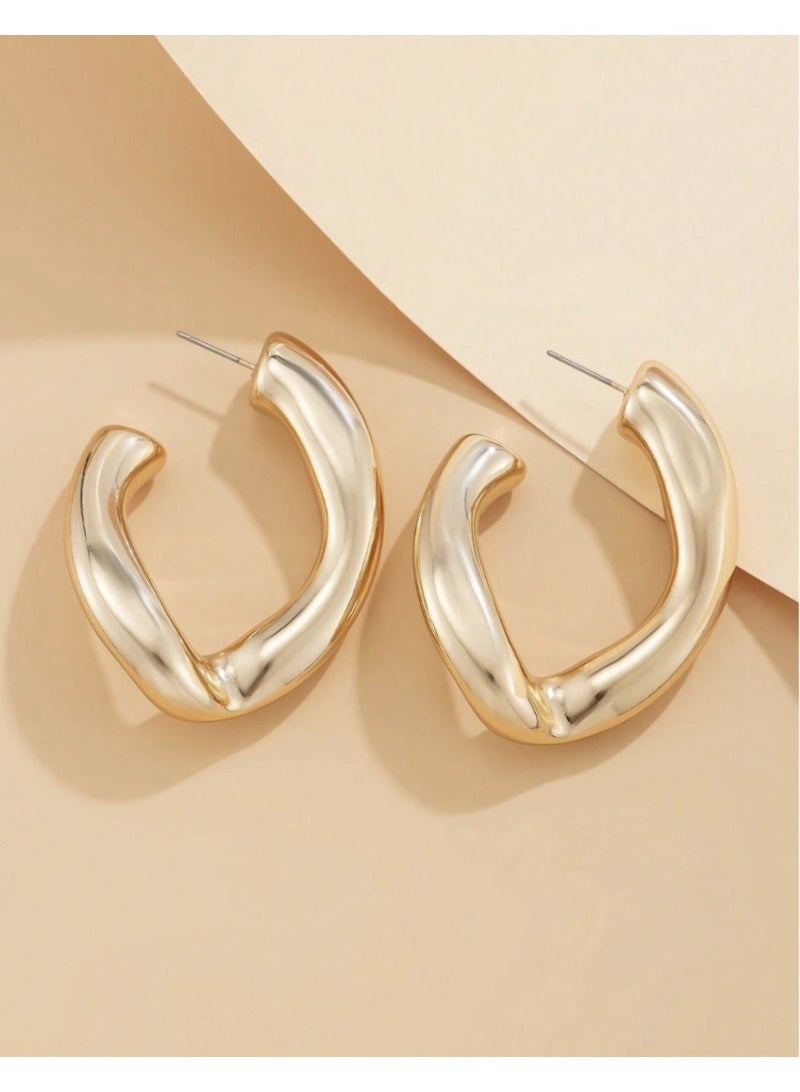 ڤيا أقراط نسائية مميزة بتصميم منحني فريد يمنحك إطلالة راقية ولافتة، مناسبة للإطلالات اليومية والمناسبات. - Image 2