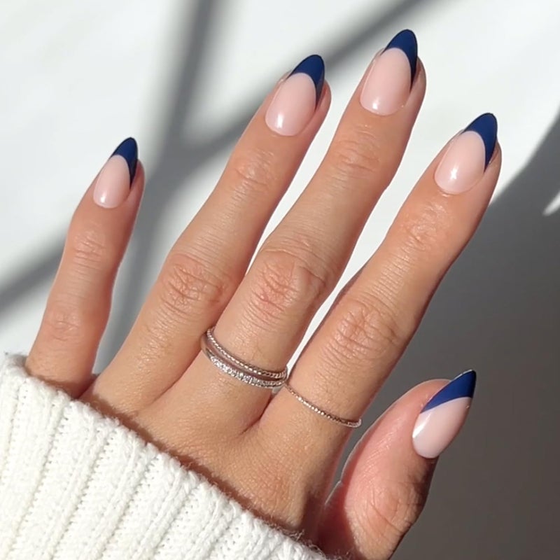 Glamnetic أظافر غلمنتيك المضغوطة - ريفيرا الفرنسية | أظافر مزيفة قصيرة على شكل لوز بلون أزرق داكن شبه شفاف مع طرف فرنسي بلمسة لامعة، جودة صالون | 15 مقاس - مجموعة 30 ظفر - Image 1