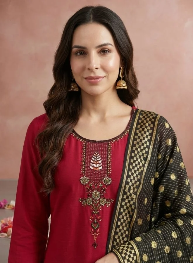 يوريس طقم كورتا نسائي مطرز باللون العنابي بياقة مستديرة وأكمام ثلاثة أرباع مع دوباتا بفتحة جانبية