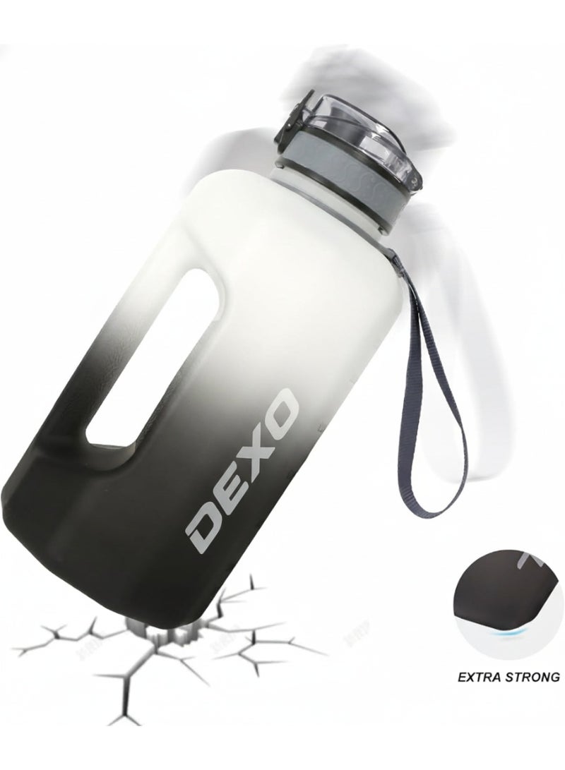 DEXO زجاجة ماء 2.2 لتر مع مقبض وقشة، 74 أوقية، زجاجة رياضية كبيرة خالية من BPA، مقاومة للتسرب، تحفيزية للشرب للصالة، يوغا، خارجي، تخييم – تدرج أسود أبيض - Image 1