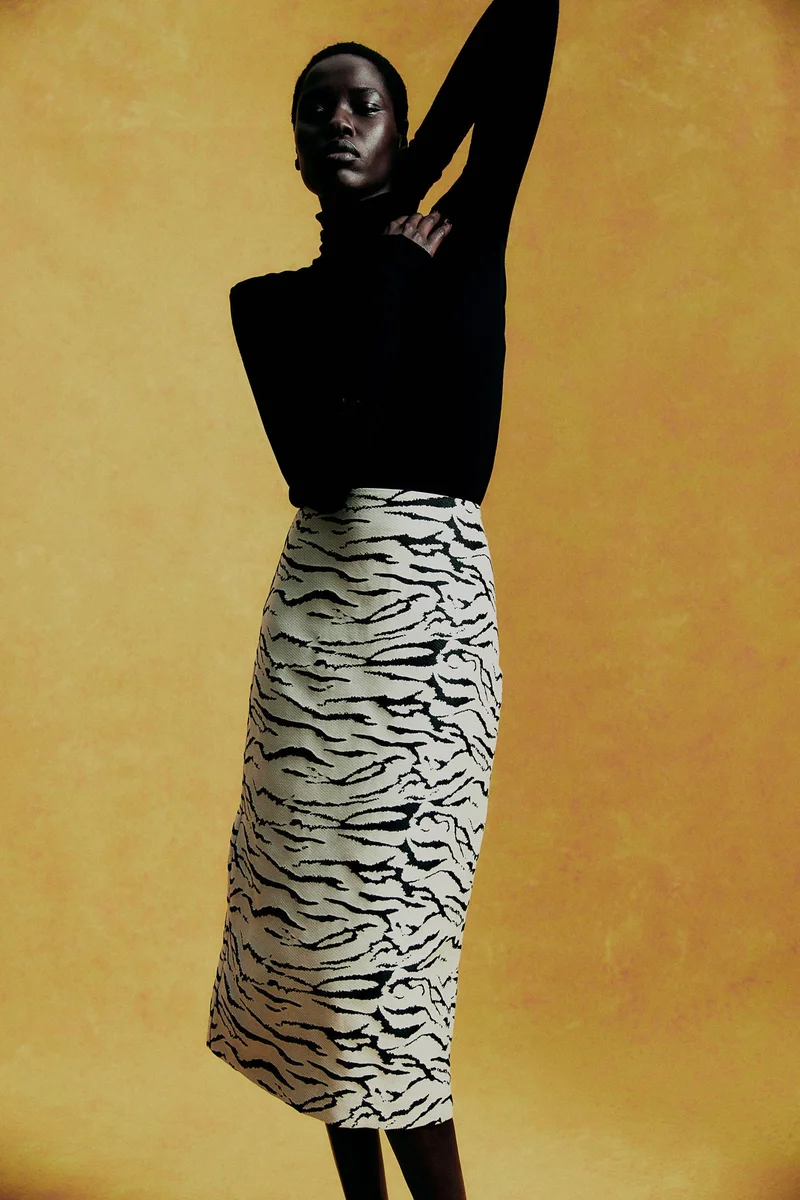 اتش اند ام تنورة من الجاكار