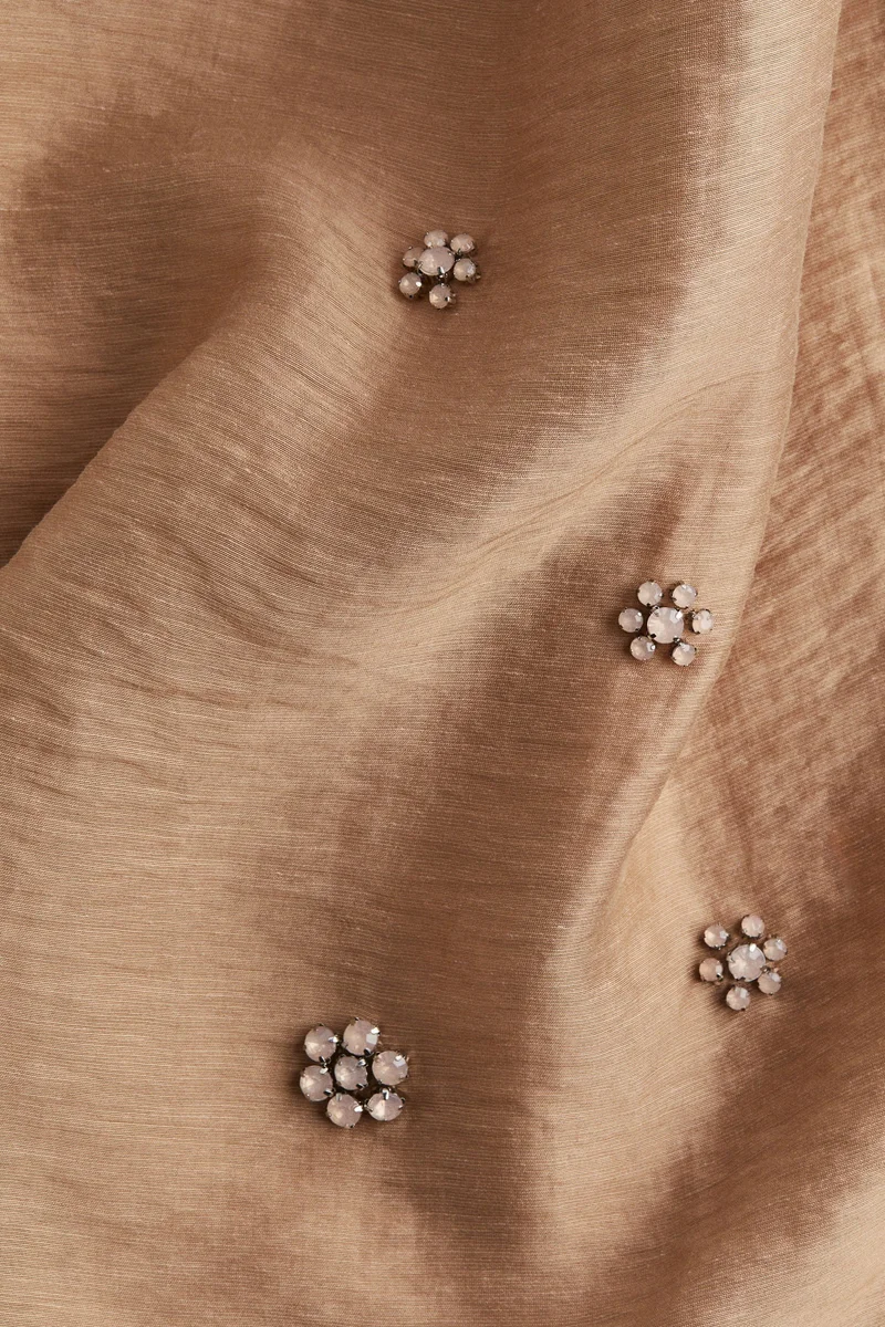 اتش اند ام تنورة شفافة ومزركشة