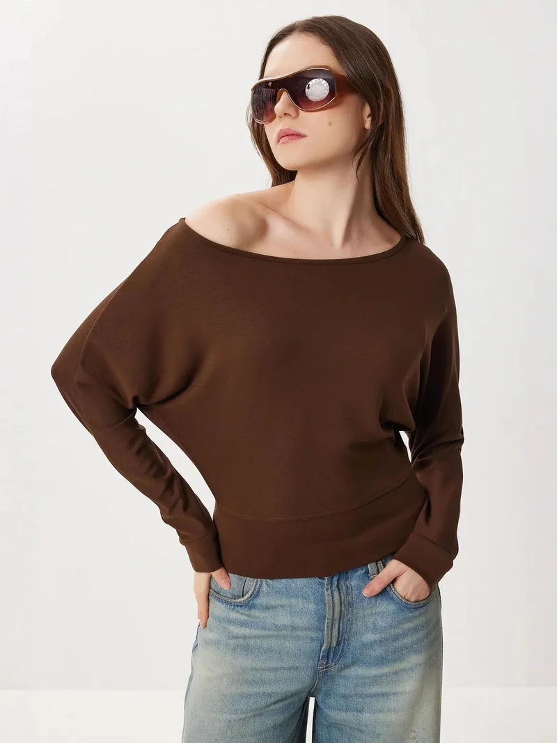 إسطنبول الساحرة بلوزة بقصة مريحة وياقة غير متماثلة من إسطنبول